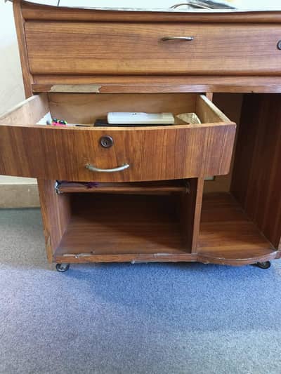 computer table and chair