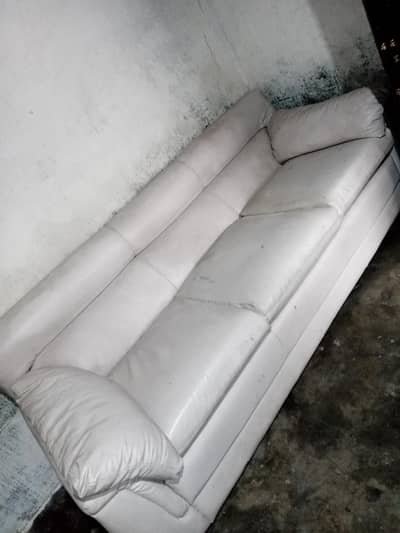 3seater sofa hai acche condition mein hai