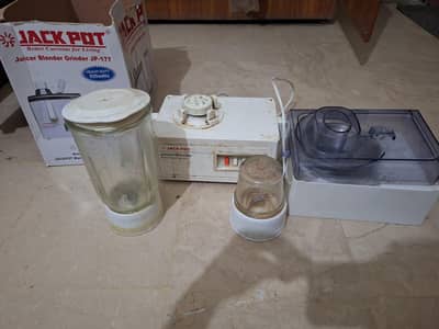 jucier with blender. and grinder in good condition for sell