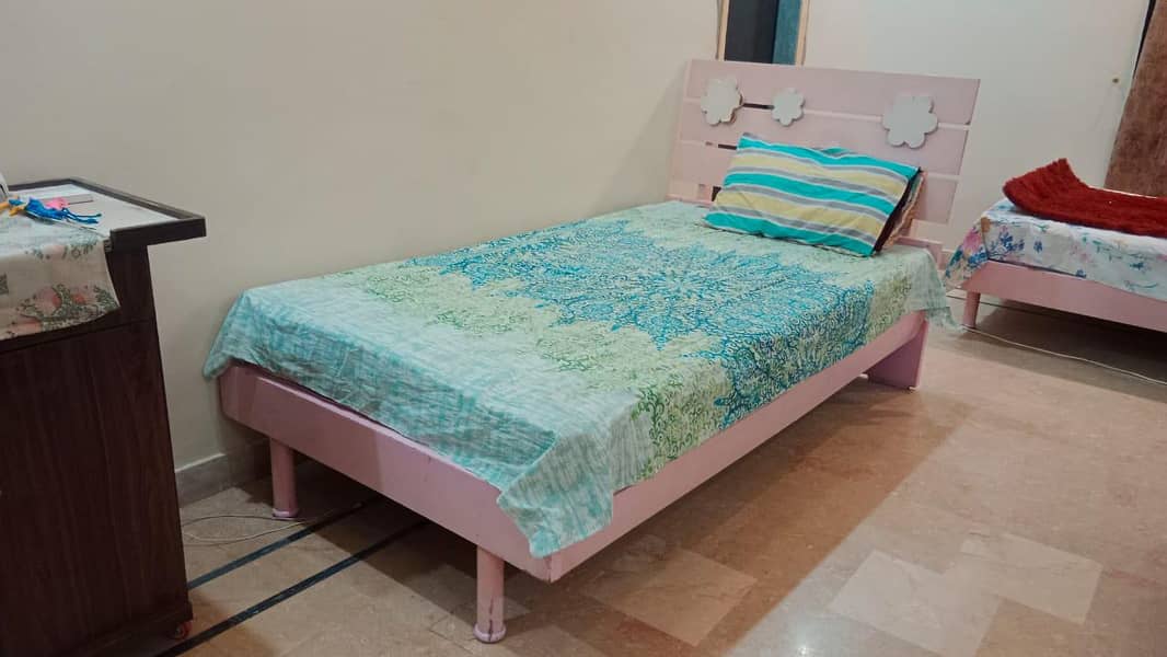 2 single beds with one side table 0