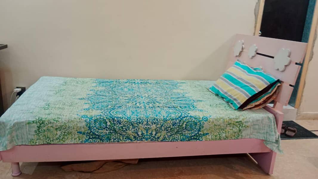 2 single beds with one side table 1