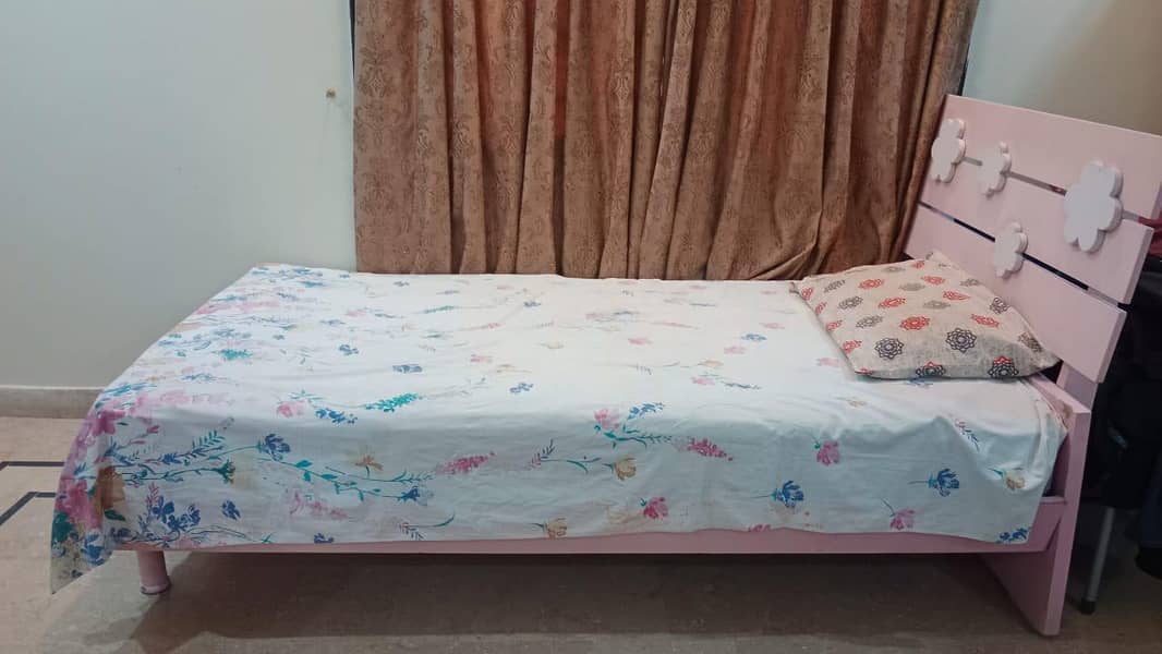 2 single beds with one side table 2