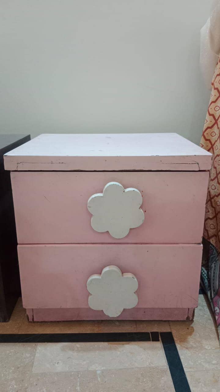 2 single beds with one side table 4