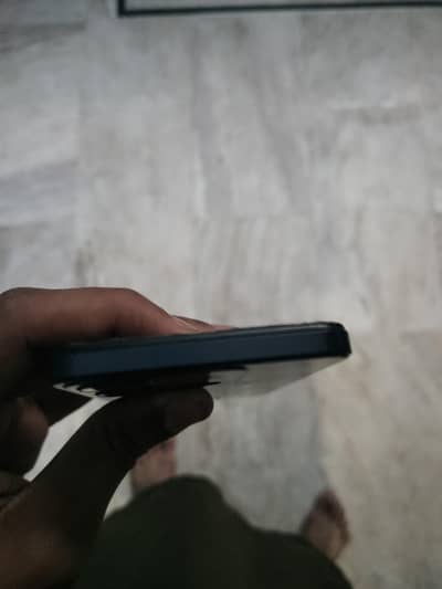 4/64 hn or mobile ka box bhi hn