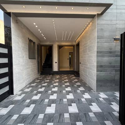 2 shops for burger fruit and genral stor or bekery itms