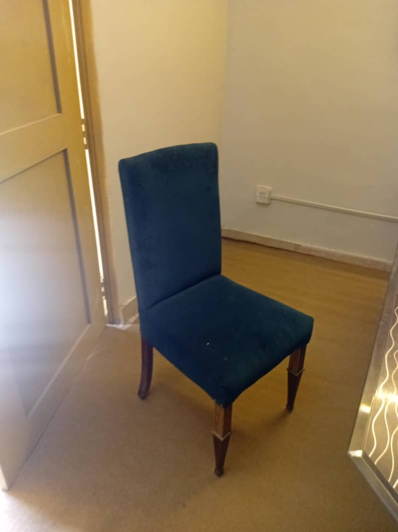 ایک ٹیبل کے ساتھ 6 کرسیاں 1