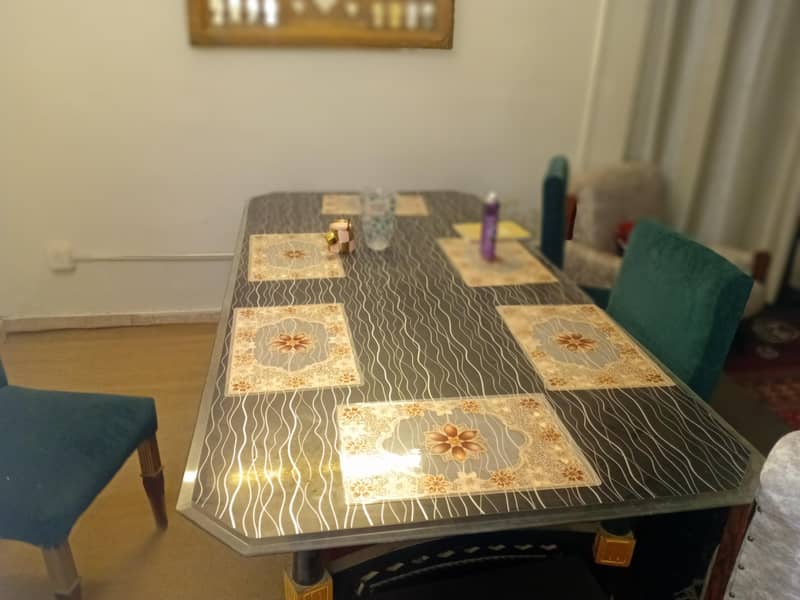 ایک ٹیبل کے ساتھ 6 کرسیاں 2