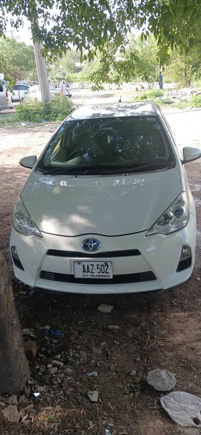 Toyota AQUA 2014/16 Pearl white sides me tora touching hy