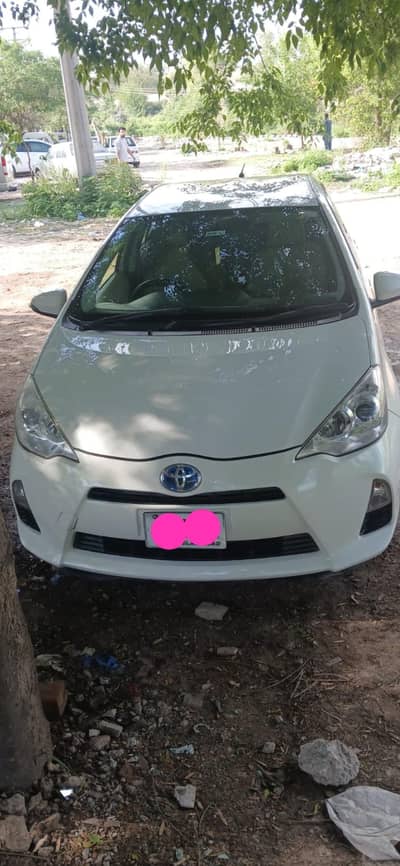 Toyota AQUA 2014/16 Pearl white sides me tora touching hy