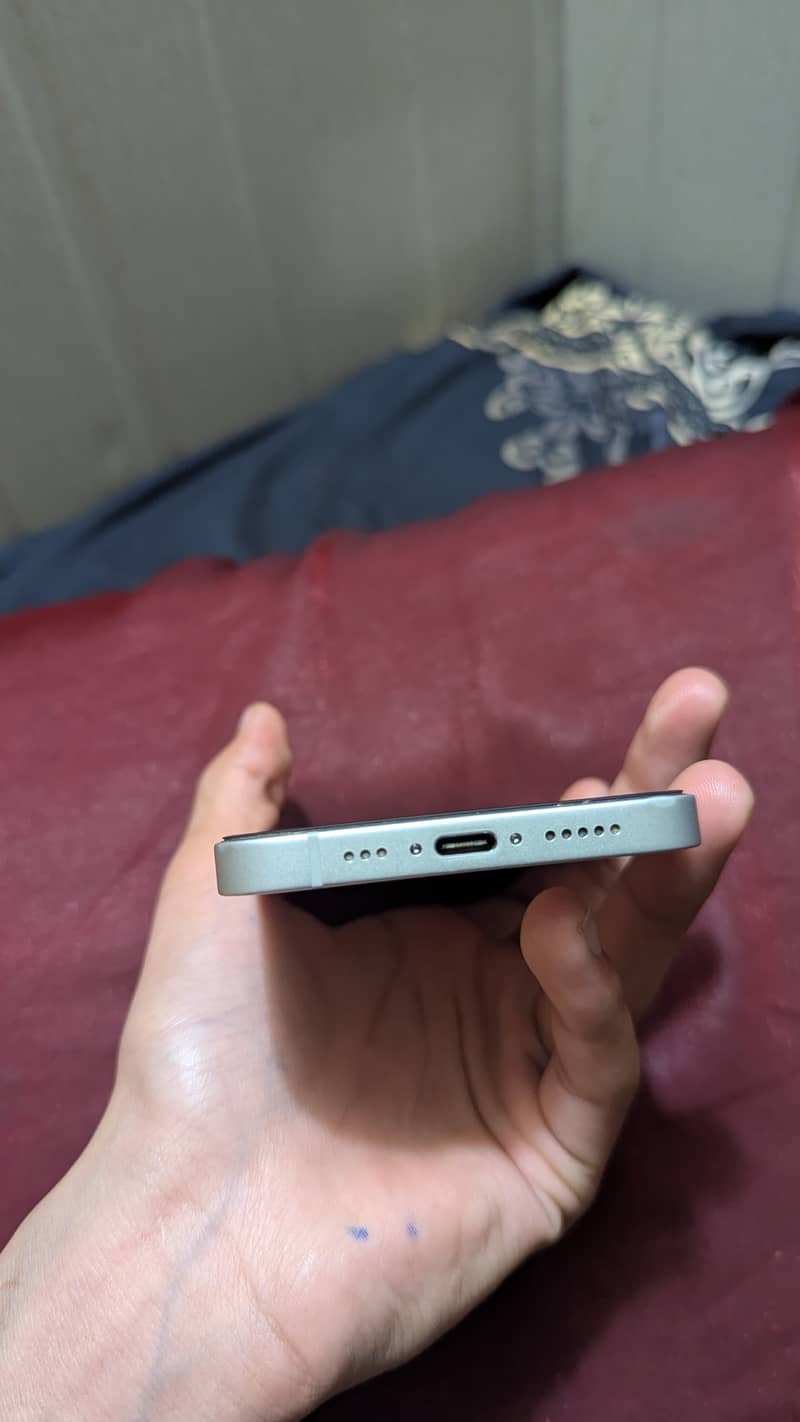 iPhone 16 e lush condition 0