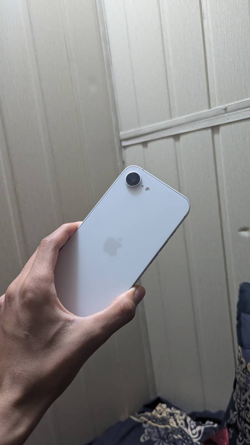 iPhone 16 e lush condition 1