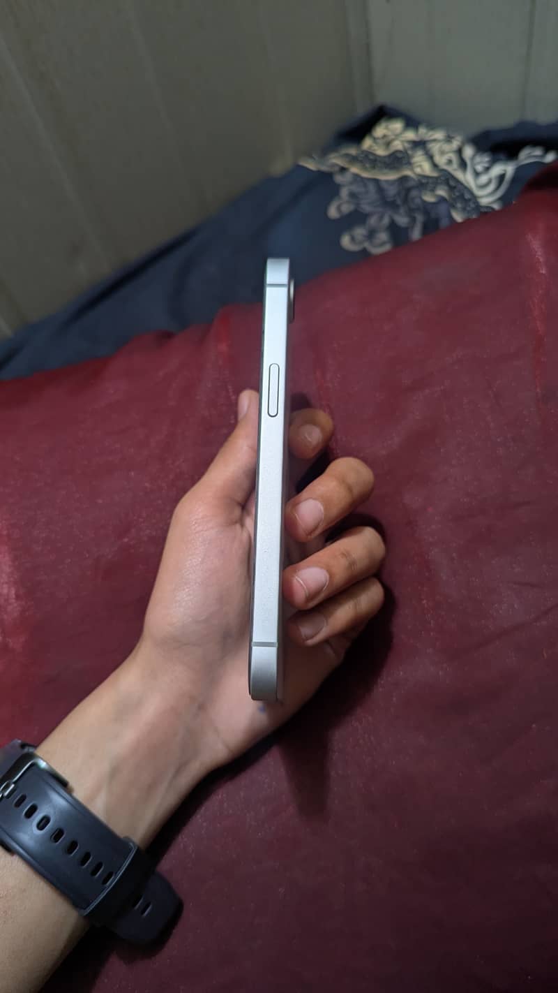 iPhone 16 e lush condition 3