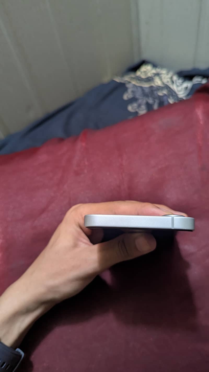 iPhone 16 e lush condition 5