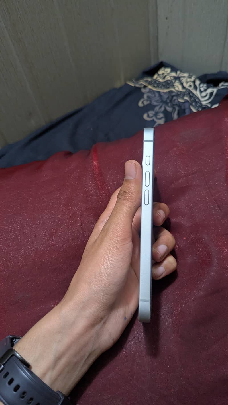 iPhone 16 e lush condition 6