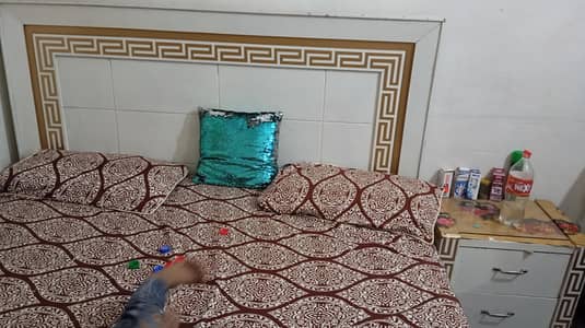 kings size bed 2 side table 2 puffy