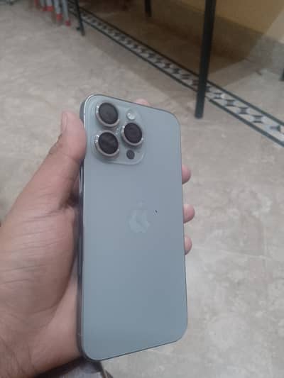 Battery 97 percentage battery cycle 270 color natural titanium