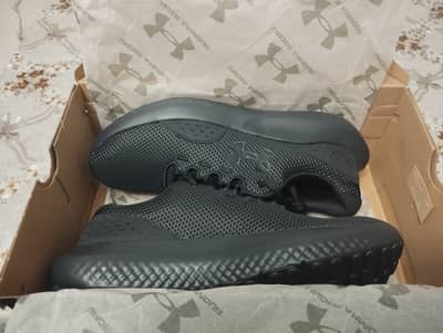 Under Armour (UA) CHARGED SURGE 4