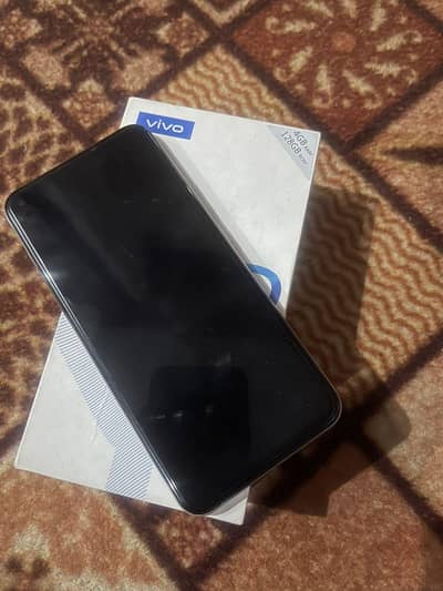 vivo Y30 mobile hai 4/128 GB ram ROM hai