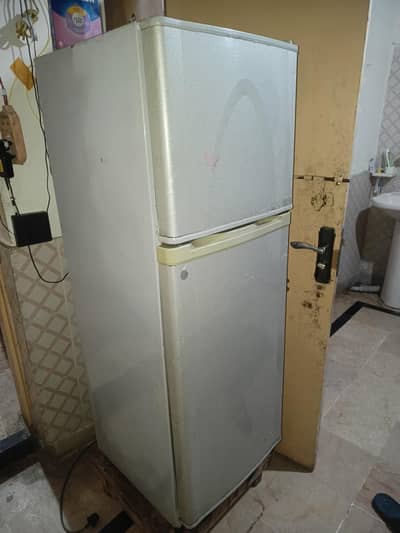 Not repird refrigerator looks old but all pats are in good condition