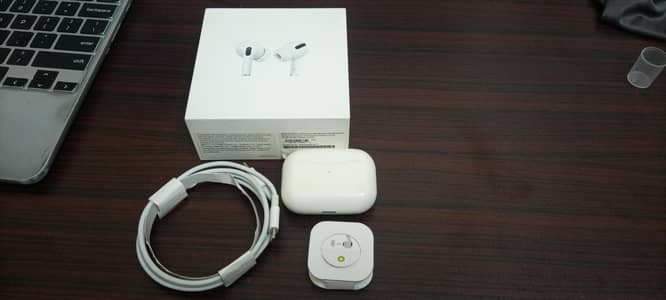 Apple AirPods Pro with Wireless Charging Case White, Box Cable