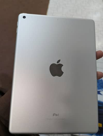 apple ipad 5th generation. 32 gb  lush condition