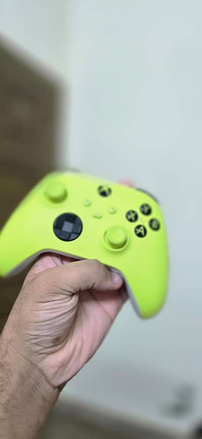 Xbox Series X/S Wireless Controller - Electric Volt (Lush Condition)