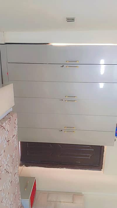 full bed room set only 3  month used