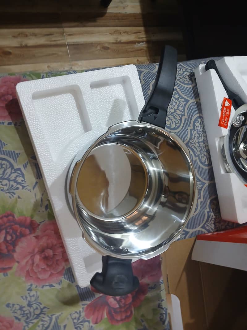 Induction base cooker 0