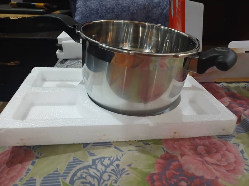 Induction base cooker 1