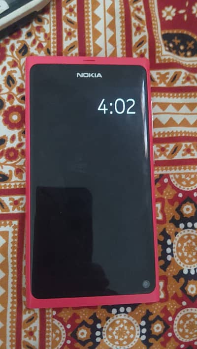 Nokia N9 -- Made in finland almost new non pta ( pink color )