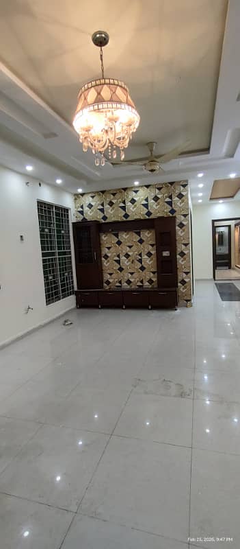 10 Marla JUst Like New 4 Beds Upper Portion 3 Beds In First And 1 Bed In Second Floor Tile Flooring