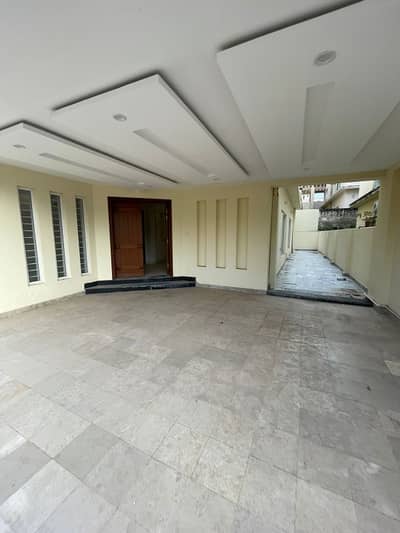 10 marla full house avaliable for rent 5 bed accommodation 2 American kitchen 1 Servent two species TV lounge available in Bahria Enclave Sector A