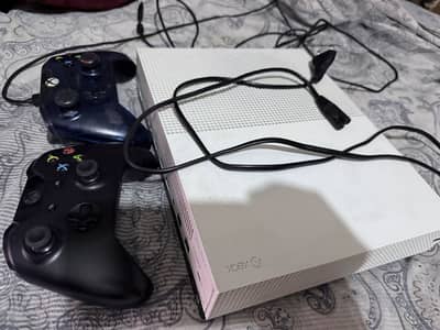 XBOX ONE S.  500 GB  8 Games installed