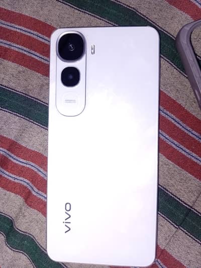 Vivo y400 8/256 gb  white colour with box just 2-3 month used