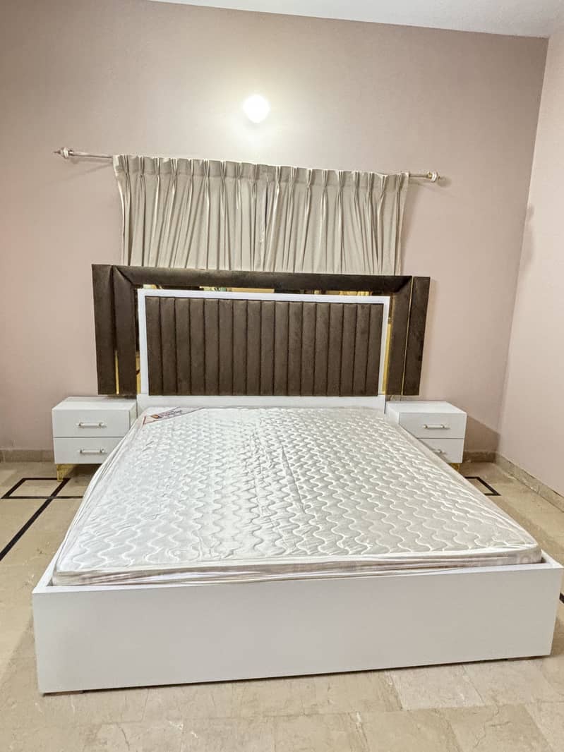 Bed+ side tables+dressing table 0