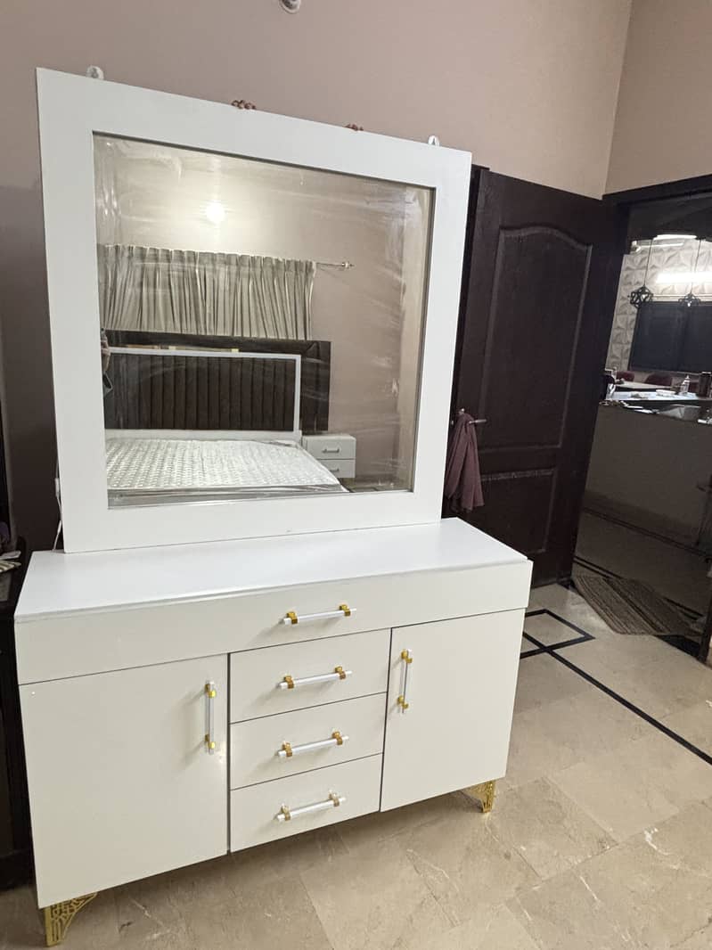 Bed+ side tables+dressing table 1