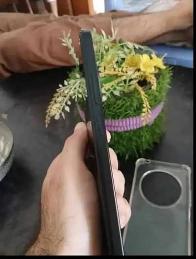 new mobile ha bilkul 8+8 256 9 ya 10 mahiny ki warranty bi ha daba box