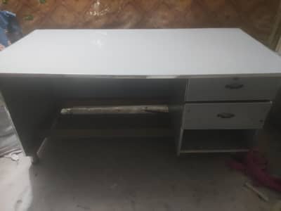 URGENT OFFICE OR RECEPTION TABLES FOR SALE