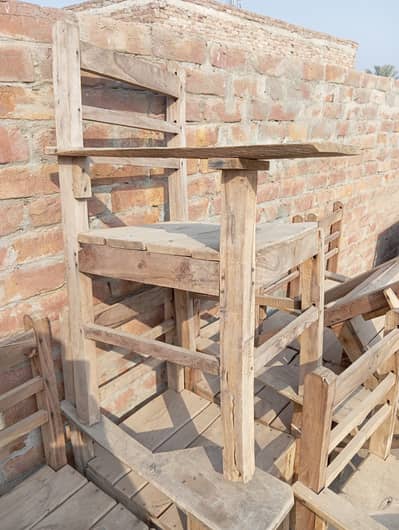 School Students Chair only serious buyers contact me at 03009021164