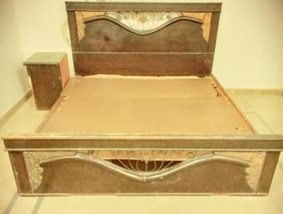 ،کنگ سائز بیڈ سیٹ، ڈریسنگ ٹیبل اور ایک دراز کے ساتھ ۔۔مناسب کنڈیشن