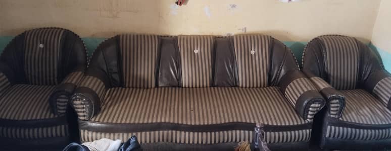 I am selling sofa set