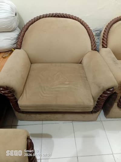 top class 5 seater sofa with center table and chairs