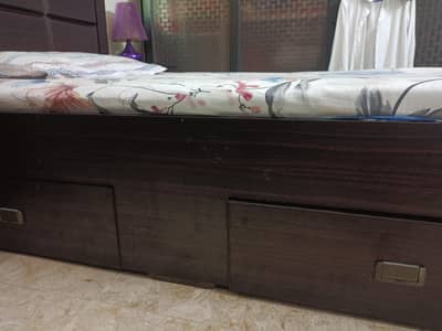 mattress ke sath bed side table