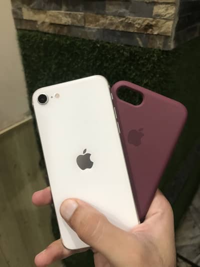 Iphone Se2020 64gb dual Official Pta Approved, 10/10 new condition.