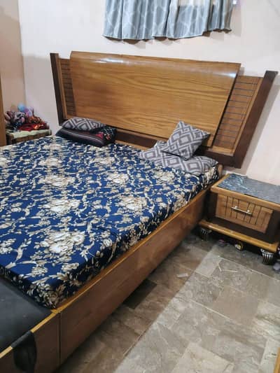 Furniture 6 moth used ha koi be damage nahi bilkul saaf condition ma