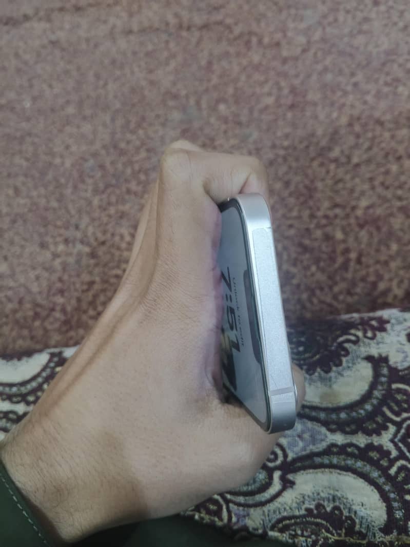 Apple iPhone 13 JV 1