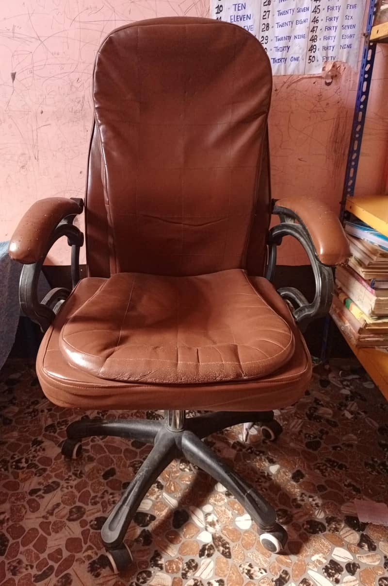 بہترین حالت میں آرام دہ براؤن لیدر آفس چیئر برائے فروخت 0
