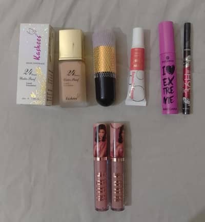 makeup brush & fondetion  Kashees