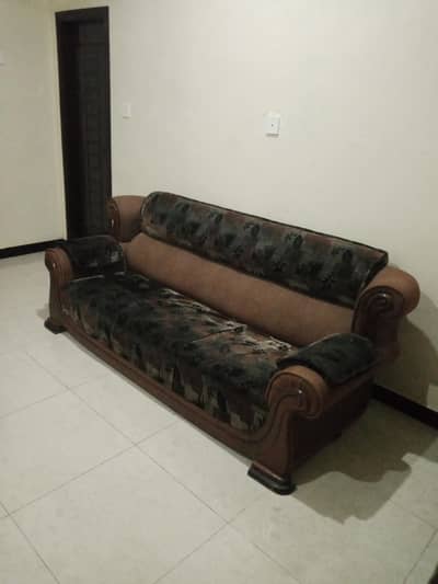 six seater sofa pure solid wood in Good Condition . .