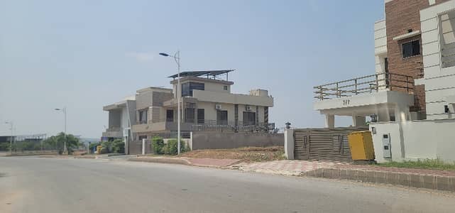 14 Marla Corner Boulevard Heighted With View. Solid Land Urgent Sale. Dem 1.18 Crore